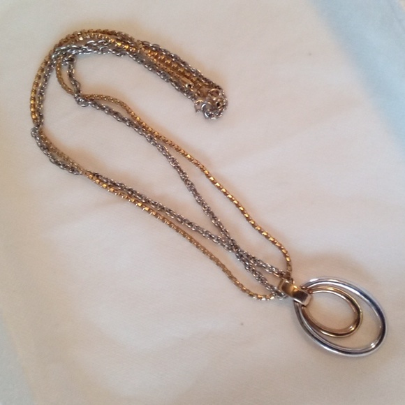 Beautiful 18” Oval Shape Pendent Necklace Includes (2) Chains. - Picture 5 of 5